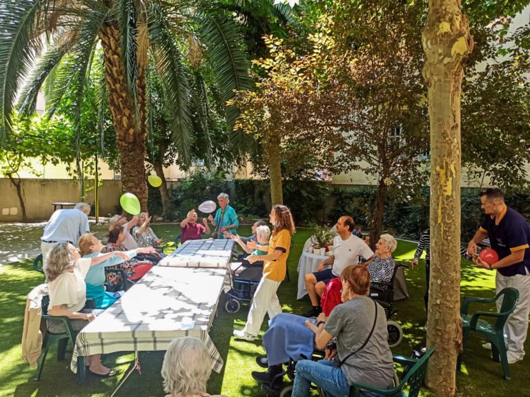 adultos mayores disfrutando de actividades grupales