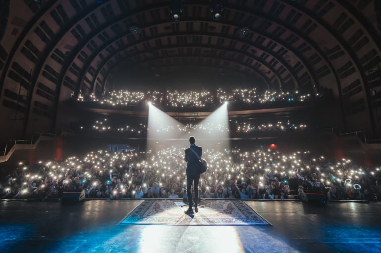 alex ubago en un escenario emotivo