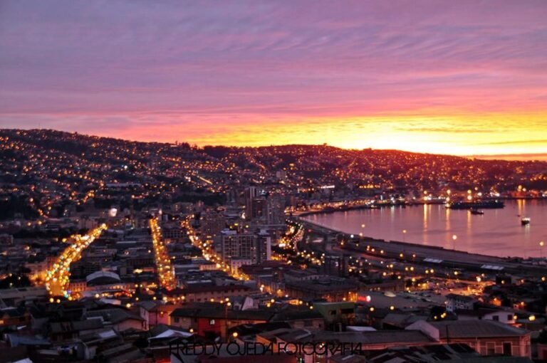 Qué lugares turísticos visitar en Viña del Mar y Valparaíso, Chile 17 atardecer sobre el puerto de valparaiso