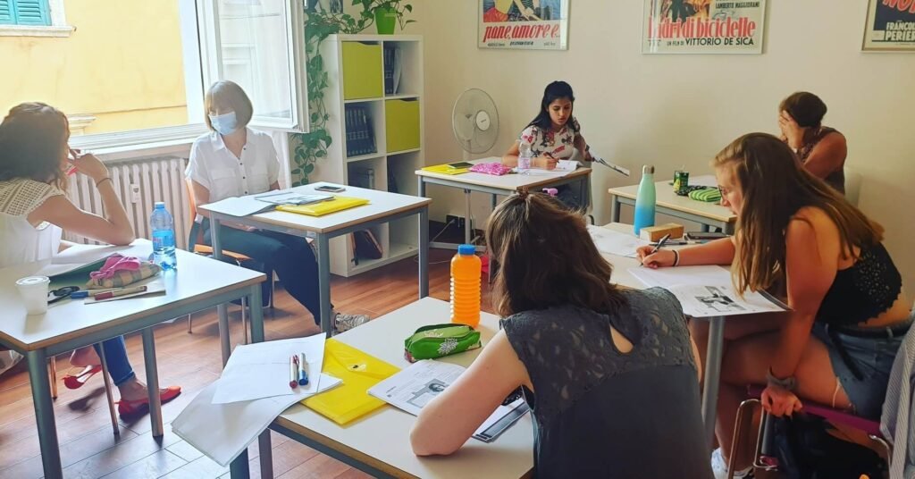 Qué actividades y cursos ofrece el Instituto Italiano di Cultura en Córdoba 1 aula con estudiantes en una clase de italiano