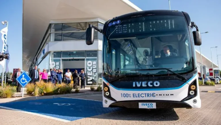 Cómo llegar a Santa Rosa desde Buenos Aires en expreso 21 autobus moderno en carretera hacia santa rosa