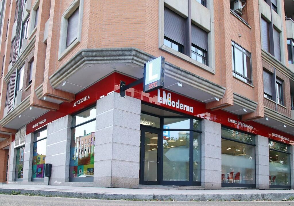 Dónde encontrar una academia de conductores en Dan Mar 1 autoescuela moderna en un entorno urbano