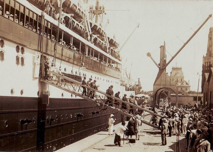 En qué barco llegaron mis abuelos a Argentina y cómo averiguarlo 1 barco antiguo en un puerto argentino