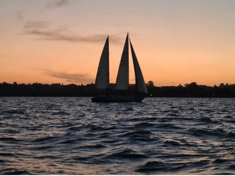 barco navegando por el rio de la plata