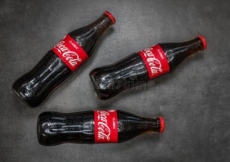 Cuándo y cómo paga dividendos Coca Cola a sus accionistas 14 botellas de coca cola sobre una mesa