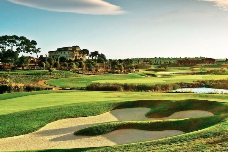 campo de golf con naturaleza exuberante