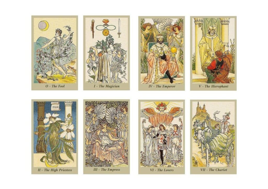 Qué revelan los arcanos en el tarot del amor 1 cartas de tarot sobre una mesa romantica