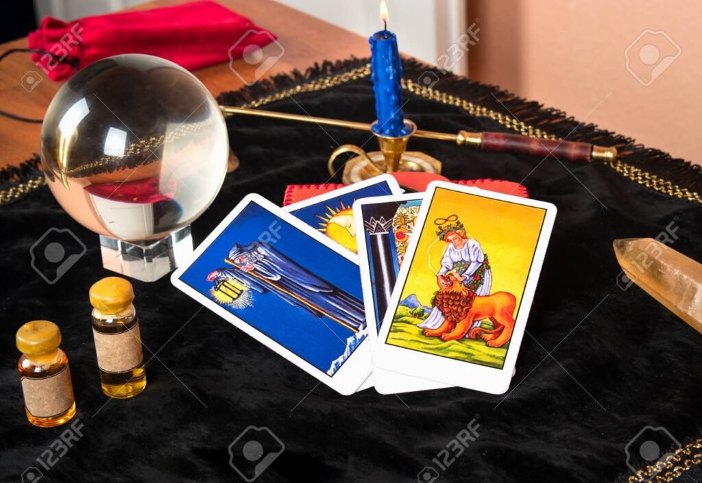 Qué Significado Tienen las Cartas del Tarot en la Interpretación 1 cartas del tarot sobre una mesa