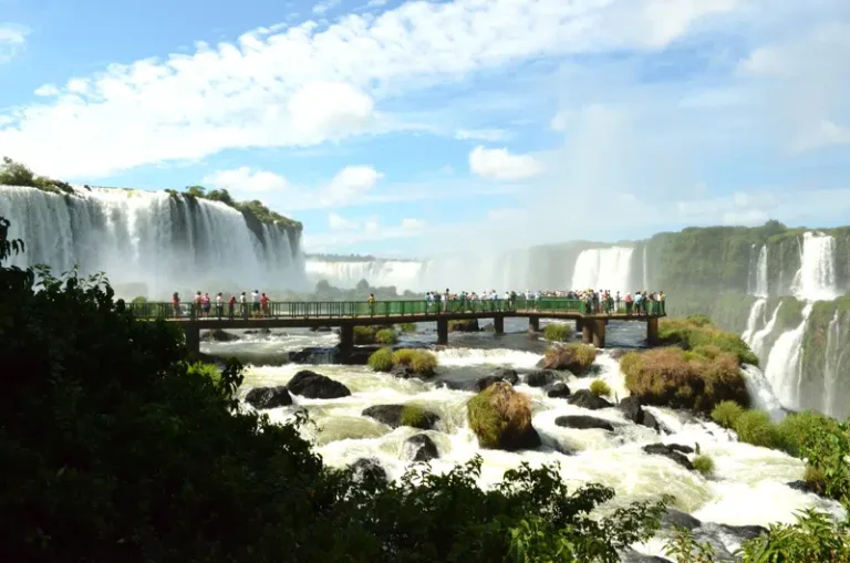 Qué atracciones turísticas ofrece Foz do Iguaçu en el estado de Paraná 6 cataratas del iguazu en foz do iguacu