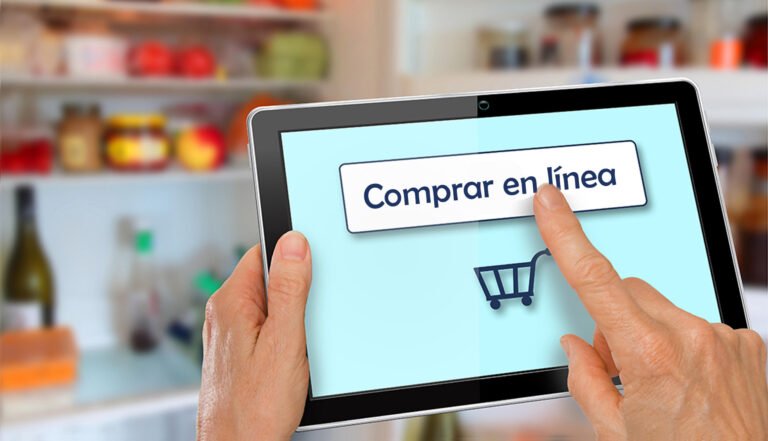 Cómo puedo comprar en Mercado Libre Brasil de manera segura 10 comprador revisando productos en linea