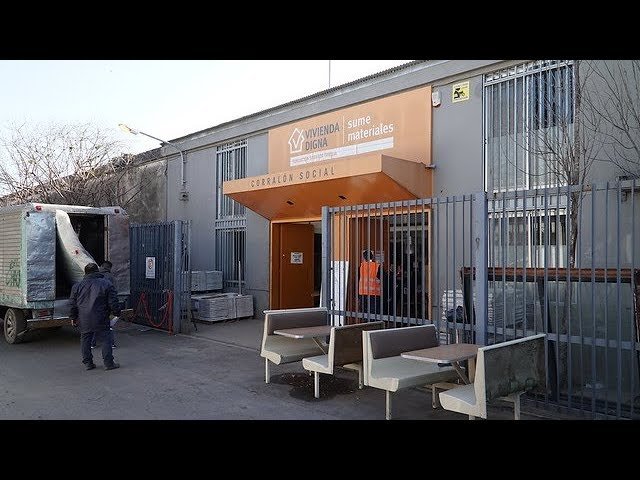 corralon con materiales de construccion variados