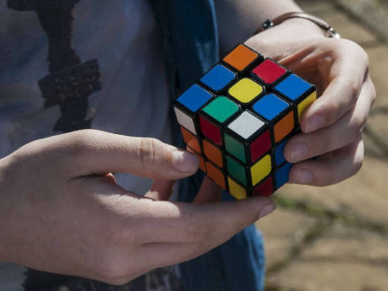 cubo magico con manos resolviendolo