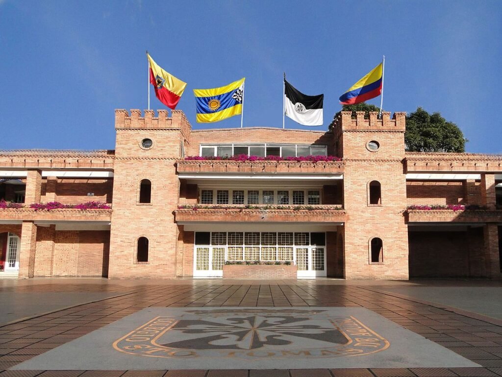Quieres conocer las características del Colegio Santo Tomás de Aquino en Colegiales 1 edificio del colegio santo tomas de aquino