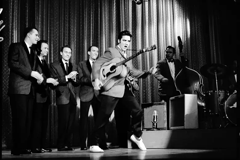 Por qué "Can't Help Falling in Love" es una de las mejores canciones de Elvis Presley 4 Por qué «Can’t Help Falling in Love» es una de las mejores canciones de Elvis Presley