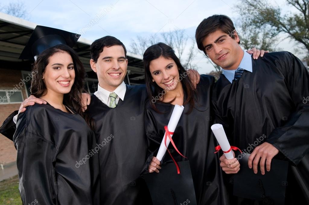 Cómo puedo convalidar mi título secundario en Argentina 1 estudiantes felices recibiendo diplomas