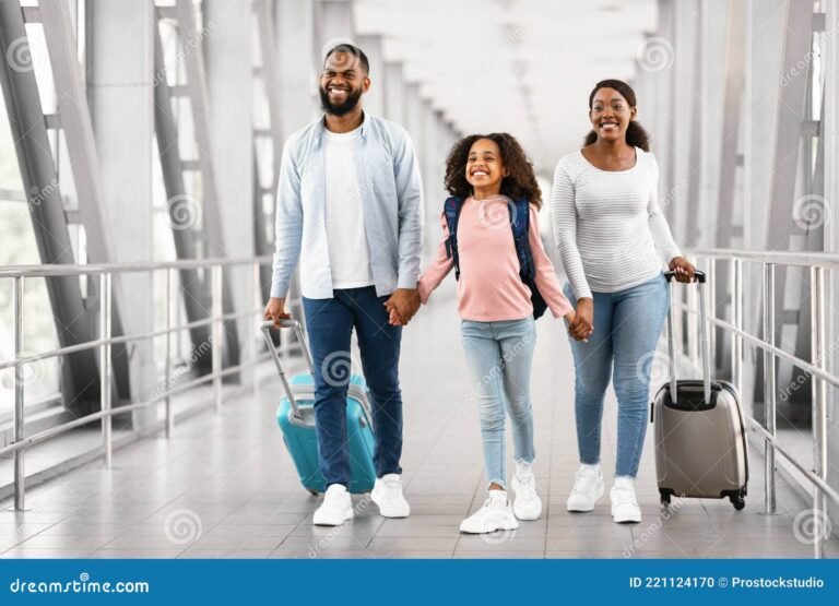 familia viajando juntos en un aeropuerto