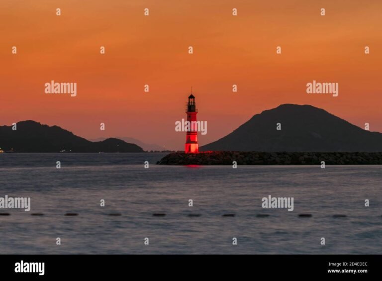 Qué historia y leyendas hay detrás de la farola del puerto di Capri 11 farola en el puerto de capri al atardecer