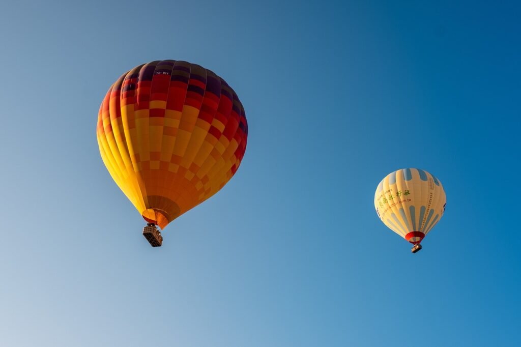 globos de aire caliente en el cielo