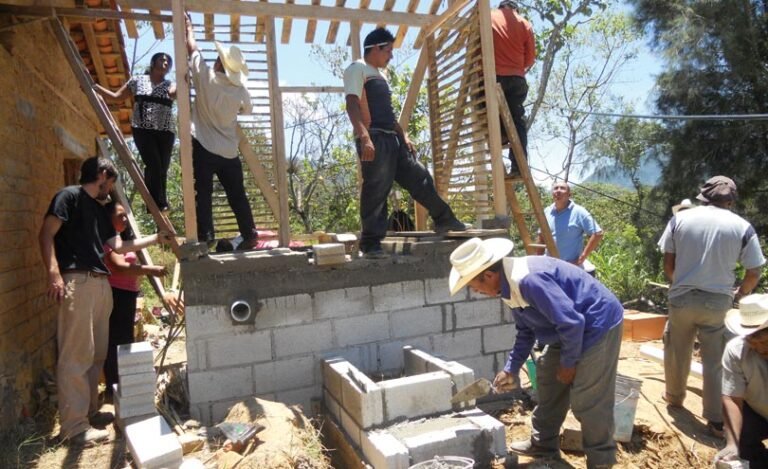 Qué es Credikot Cooperativa de Vivienda Crédito y Consumo Ltda 22 grupo de personas construyendo una casa juntos