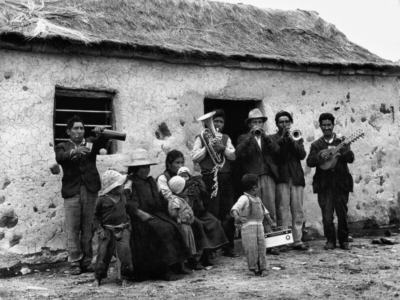 En qué casos se aplica el desalojo inmediato como medida cautelar 1 grupo de personas frente a una casa