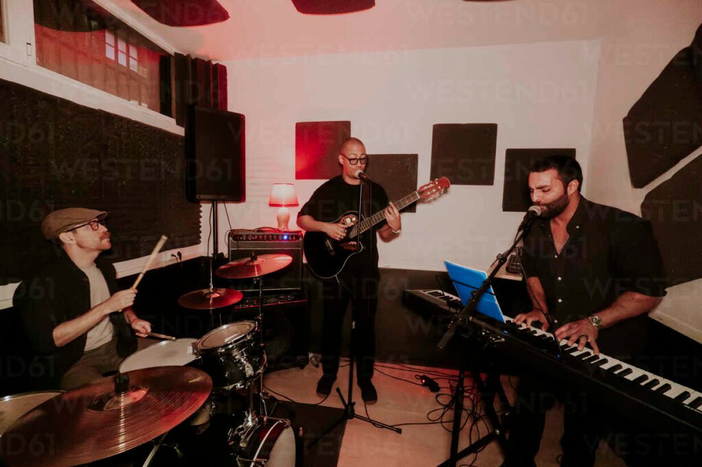 Cómo tocar los acordes de "Ain't No Sunshine" en guitarra 3 Cómo tocar los acordes de «Ain’t No Sunshine» en guitarra