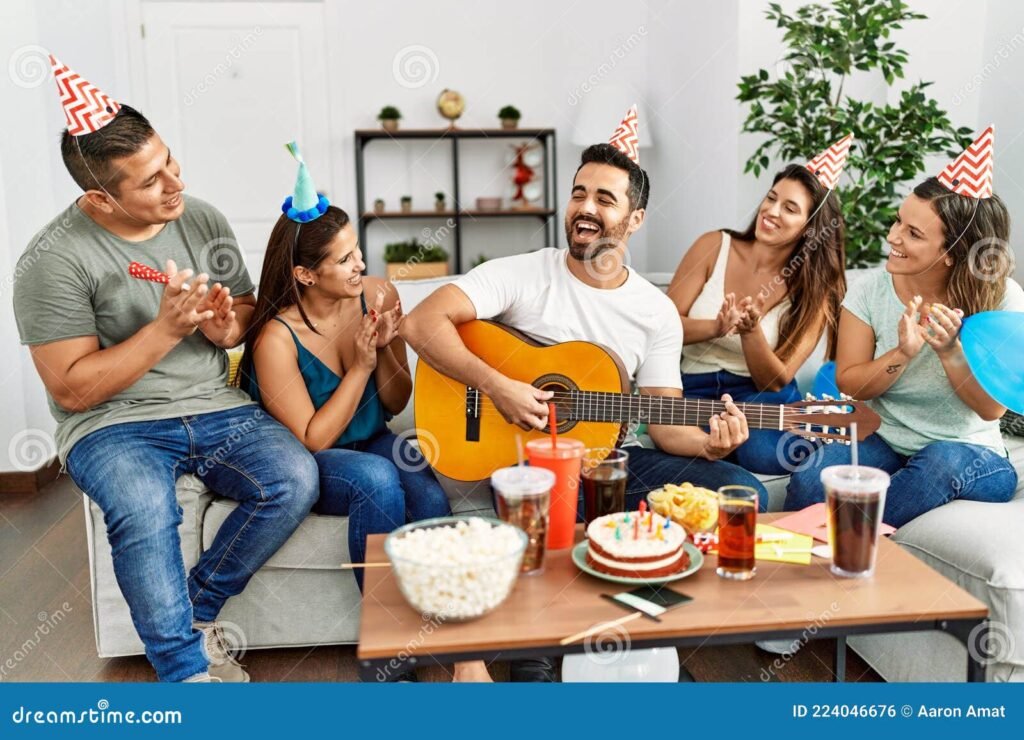 Cómo tocar "Que los cumplas feliz" con acordes fáciles 1 guitarrista tocando en una fiesta de cumpleanos