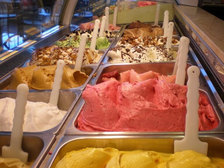 helados artesanales en un colorido escaparate