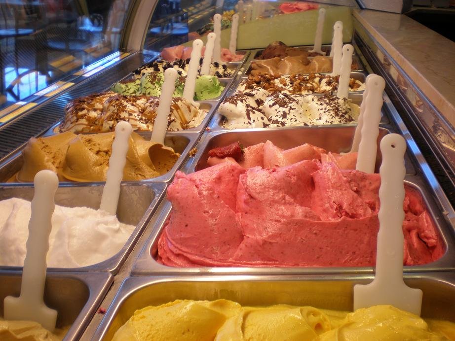 helados artesanales en un colorido escaparate
