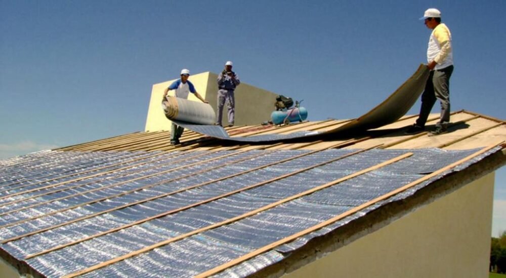 Cómo se coloca un aislante en un techo ya armado de forma efectiva