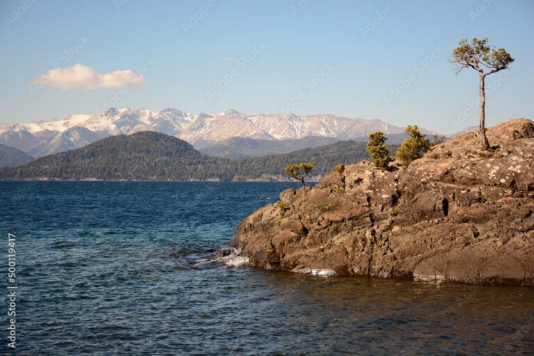 lago nahuel huapi con montanas de fondo
