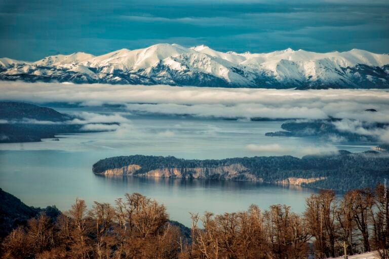 Bariloche pertenece a la provincia de Río Negro en Argentina 17 lago nahuel huapi con montanas nevadas