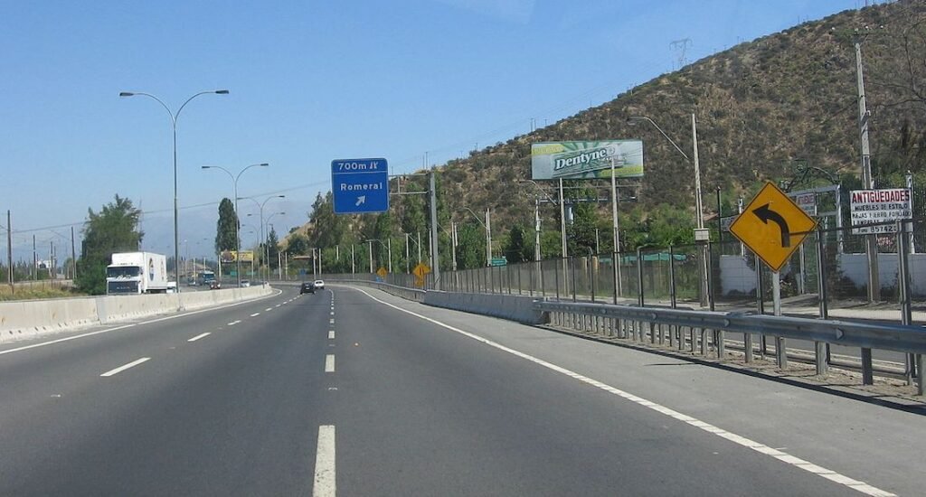 lineas continuas en carretera y senales de trafico