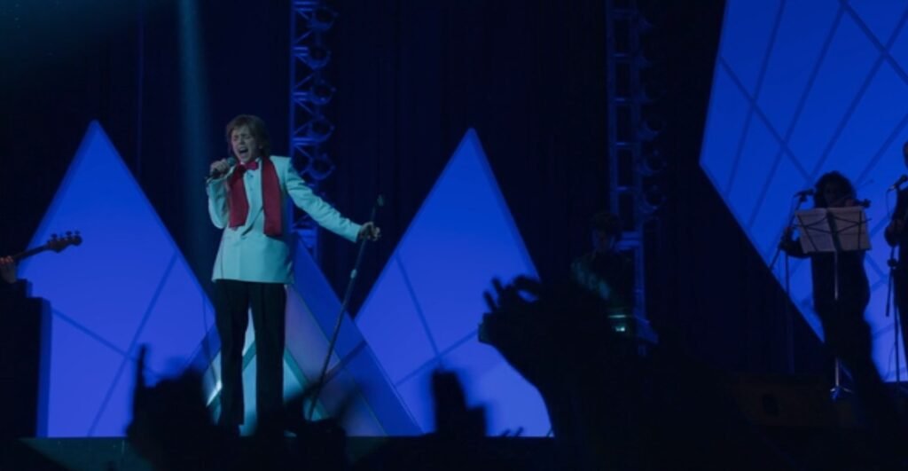 luis miguel cantando en un escenario brillante