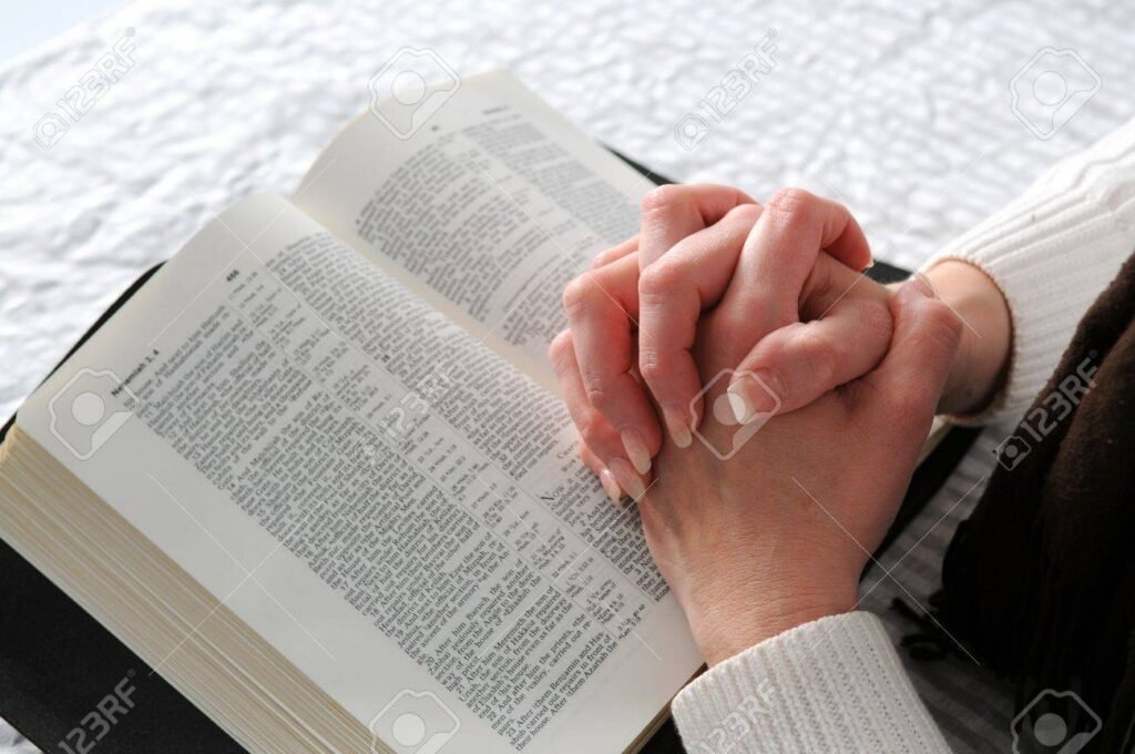 Cómo puedo poner a Dios en primer lugar en mi vida 1 manos en oracion sobre una biblia abierta