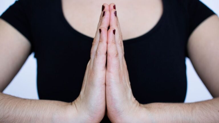 Qué oración de protección se puede recitar contra todo mal 19 manos juntas en posicion de oracion