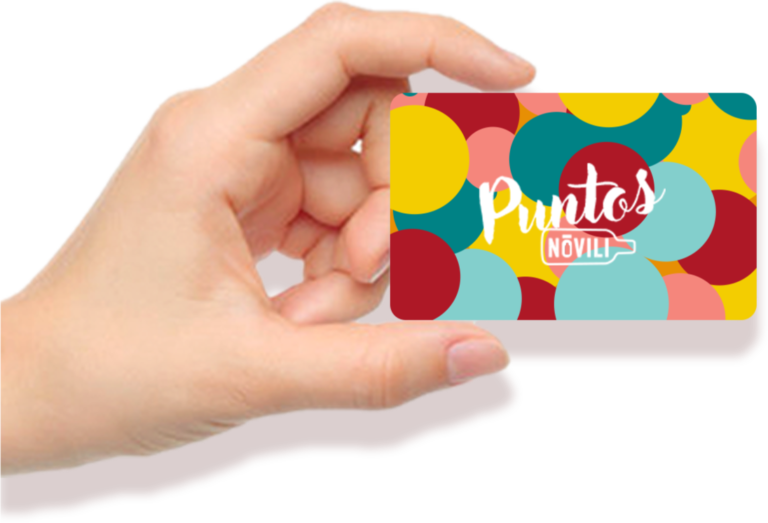 Cómo puedo obtener la tarjeta Coto Comunidad fácilmente 20 manos sosteniendo una tarjeta de fidelidad