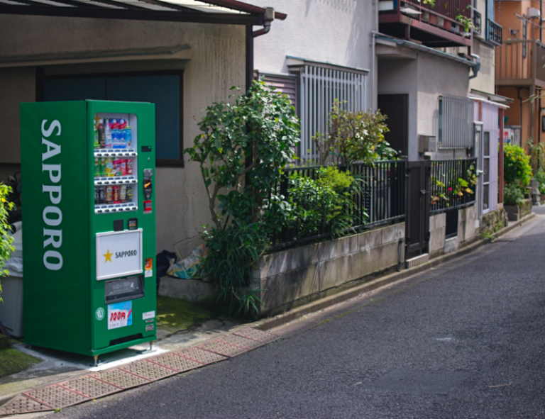 maquina expendedora en un entorno urbano