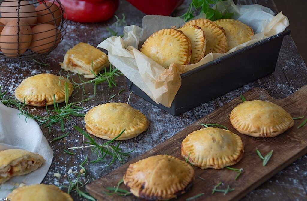 Cómo hacer masa para empanadas al horno fácil y deliciosa 1 masa de empanada fresca sobre una mesa