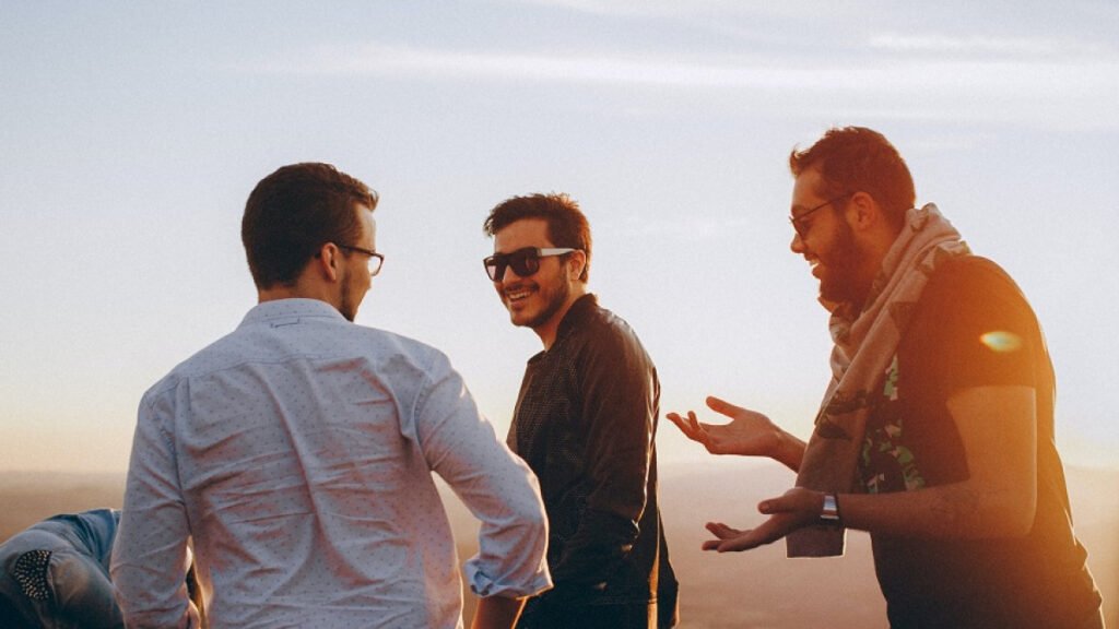 Por qué "Más que tu amigo" de Marco Antonio Solís es tan popular 1 momentos emotivos entre amigos cercanos