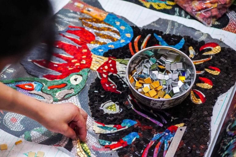 Dónde se encuentra la fábrica de mosaicos Rossi Hnos. y qué ofrecen 23 mosaicos coloridos en un taller artesanal