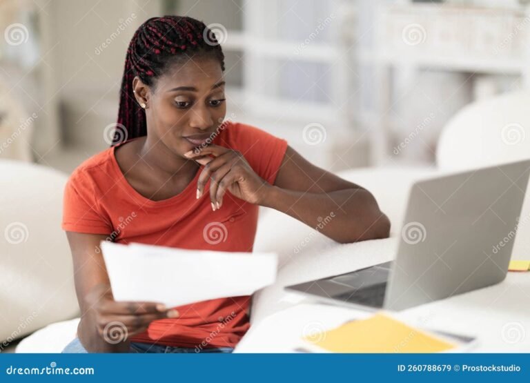 Qué opciones de préstamos ofrece la Unión Provincial Asociación Mutual 8 mujer revisando documentos financieros