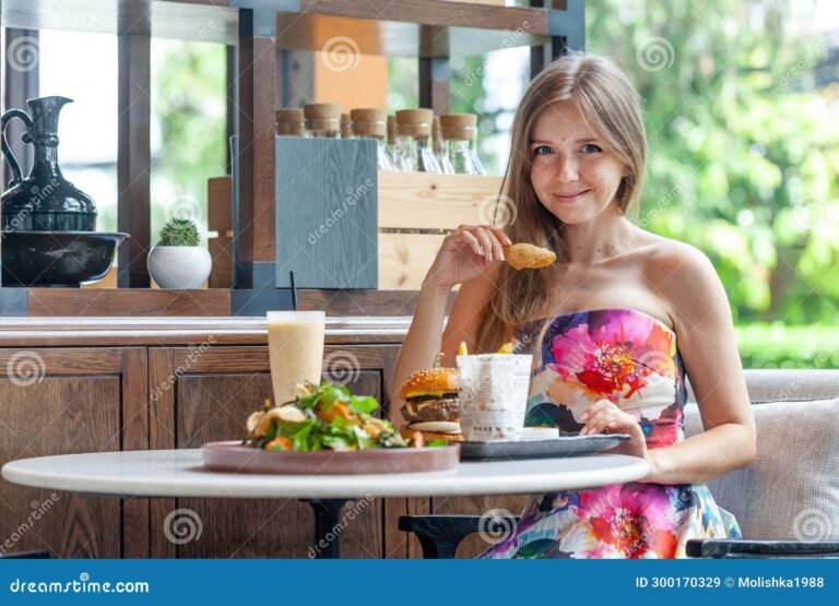 Es posible encontrar la felicidad personal siendo esposa 25 mujer sonriente en un entorno acogedor