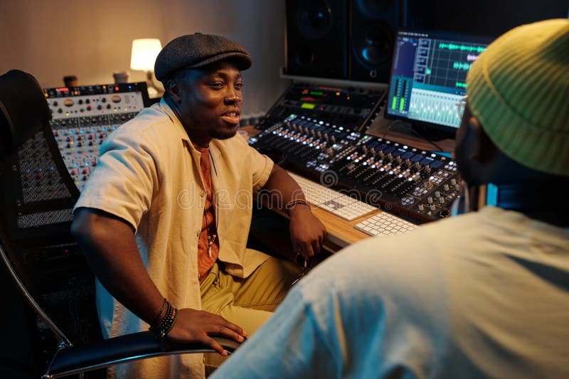Qué es USA for Africa y cuál es su impacto en "We Are the World" 1 musicos colaborando en un estudio de grabacion