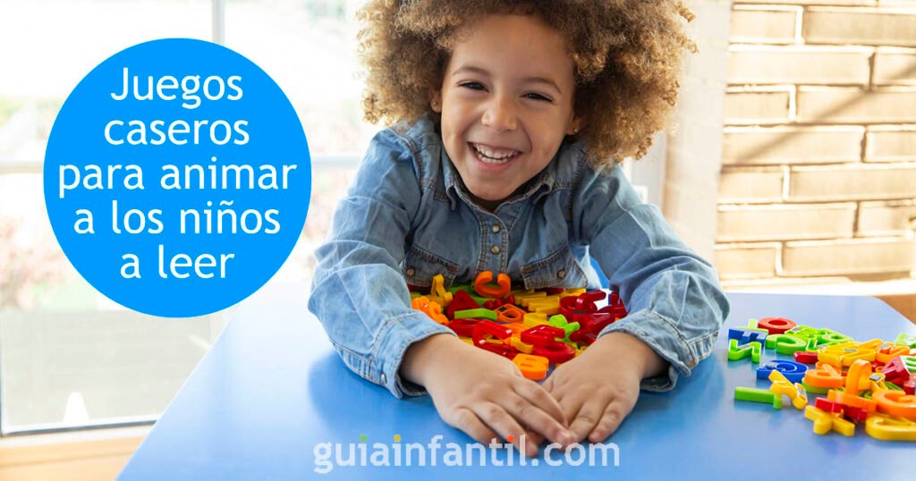 Cómo pueden las sílabas ayudar a los niños a aprender a leer 1 nino leyendo con bloques de silabas
