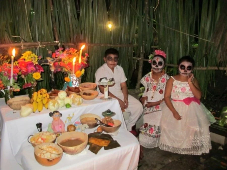 ninos con velas en un altar