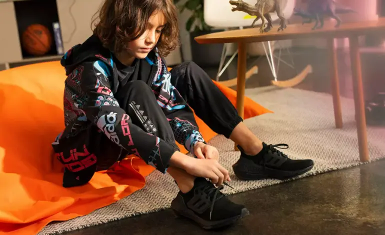 Qué tamaño de ropa para niños ofrece la tabla de tallas de Adidas 1 ninos jugando con ropa deportiva adidas