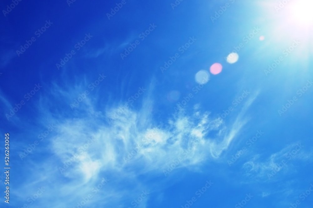 De qué trata la frase "Todo lo sólido se desvanece en el aire" 1 nubes disipandose en un cielo azul