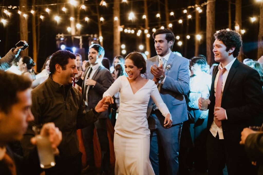 De qué trata la canción "Nunca es suficiente" de Los Ángeles Azules 1 pareja bailando en un ambiente festivo