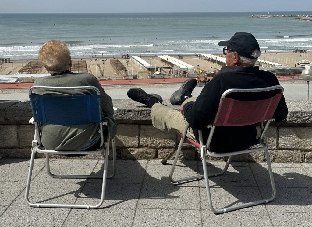 Qué actividades divertidas pueden hacer mis viejos en Mar del Plata 1 pareja disfrutando en la playa de mar del plata