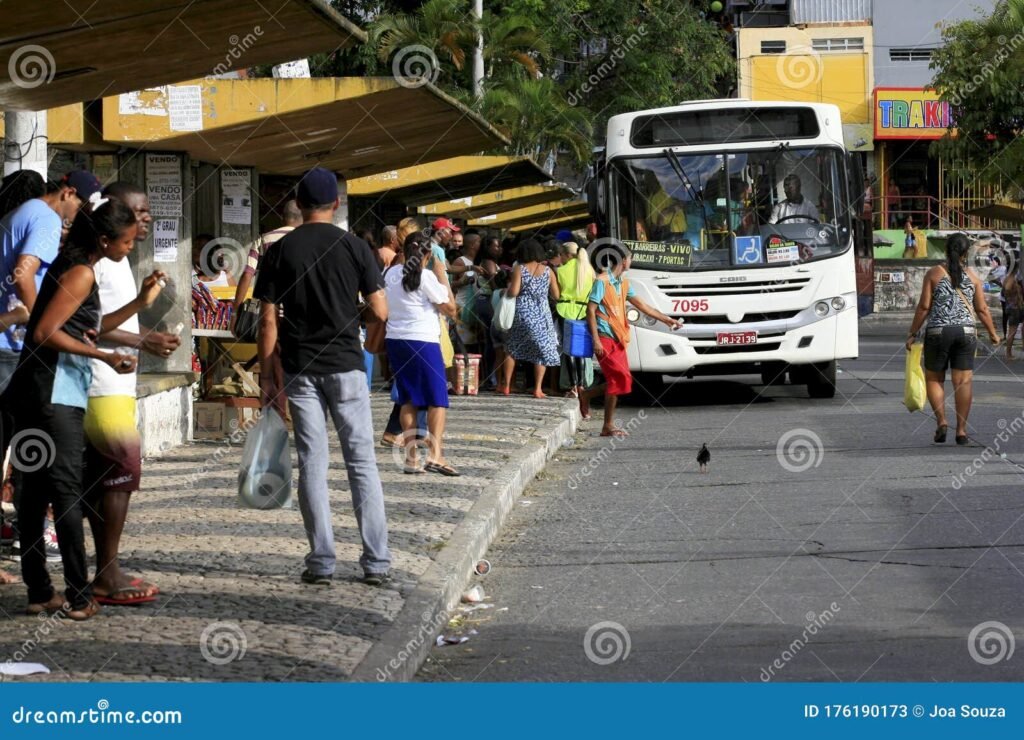 pasajeros esperando en una terminal de autobuses